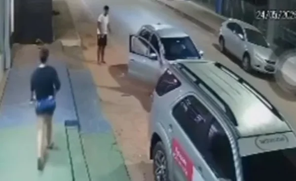 Imagem colorida de mulher jogando água em namorado