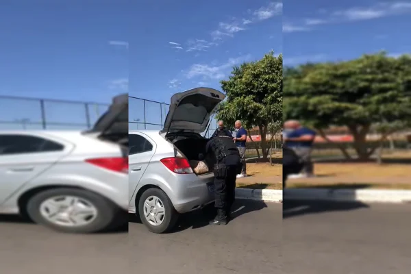 Policial aborda homem careca alto de roupa azul