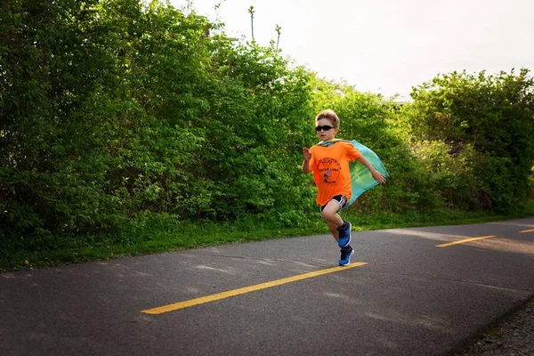 Menino corre 190 km e levanta R$ 270 mil para crianças com câncer
