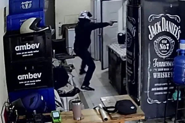Vídeo: escondido em freezer, entregador é executado dentro de adega