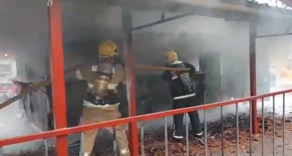 Homem tem cabelos queimados durante incêndio em lanchonete