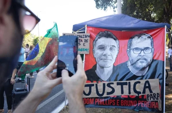 Foto colorida de cartaz de Dom e Bruno em Brasília - Metrópoles
