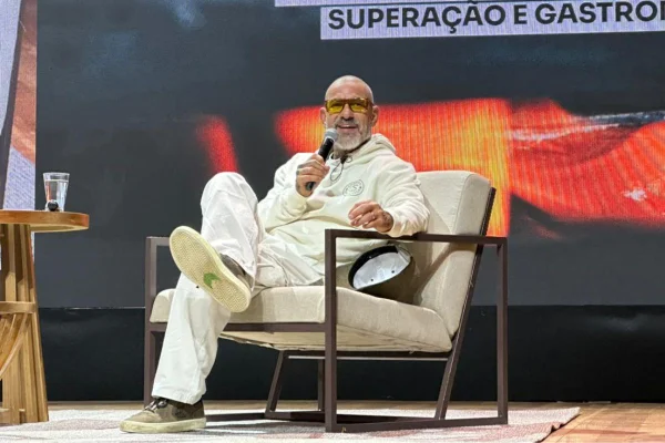 Imagem colorida do Metrópoles Talks com chef Henrique Fogaça. - Metrópoles