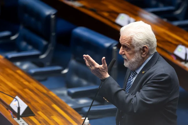 Jaques Wagner aposta em 3 eixos para conter avanço de Flávio Bolsonaro