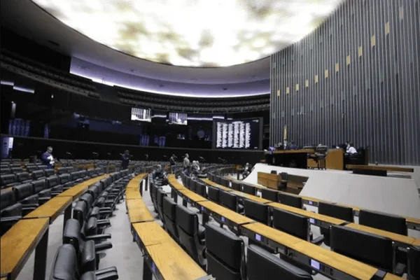 Trio é detido ao tentar entrar com armas na Câmara dos Deputados