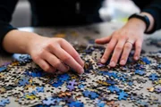 Pratique exercícios específicos para a memória, como jogos com palavras, sudoku, 7 erros, caça-palavras, dominó, palavras cruzadas ou montar um quebra-cabeças Pratique exercícios específicos para a memória, como jogos com palavras, sudoku, 7 erros, caça-palavras, dominó, palavras cruzadas ou montar um quebra-cabeças