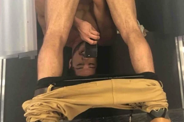 Atores da Globo chocam com nudez total e bumbum para o alto