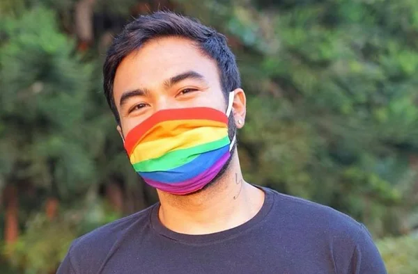 Mauro de Sousa com máscara de covid-19 com temática LGBT
