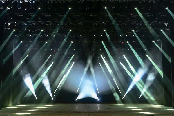Mestre da luz, Aurélio de Simoni transforma o palco em tela de pintura