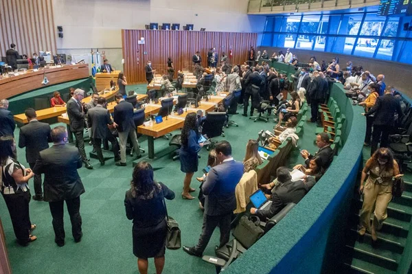 Plenário do CLDF na votação da LOUS, a Lei de Ocupação e Uso do Solo do Distrito Federal. É possível ver tanto as mesas dos parlamentares tanto as arquibancadas com grande movimentação - Metrópoles