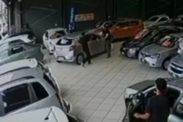 Imagem colorida de suspeito executando funcionário. Durante os tiros ele dizia que talarico tem que morrer - Metrópoles