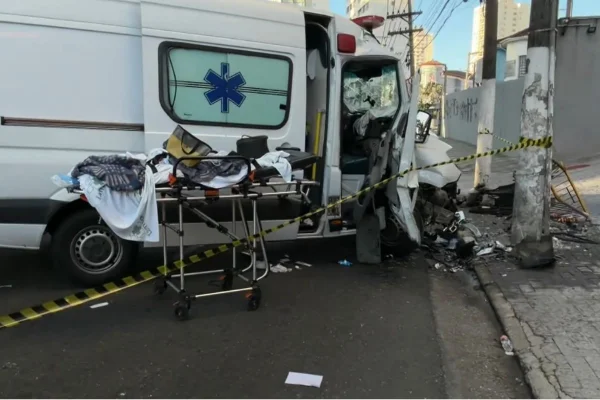 Imagem colorida mostra ambulância envolvida em acidente em SP. Metrópoles