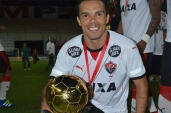Imagem colorida de Leandro Domingues, ex-Vitória, que morreu- Metrópoles