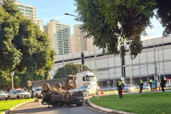 veículo capotado no Pistão Sul