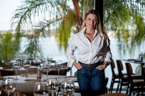 Na foto, uma mulher loira posa em um restaurante - Metrópoles