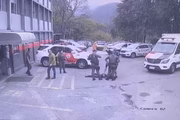 Homem ataca base da PM para provocar reação, em atitude descrita como suicide bay cop