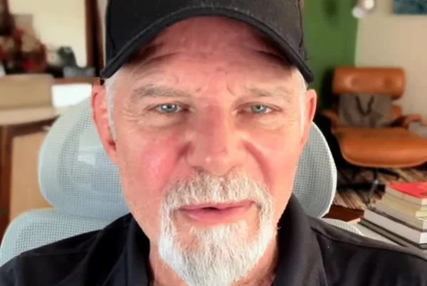 Foto colorida do rosto do ator Raul Gazolla. Ele usa um boné preto e tem barba grisalha - Metrópoles