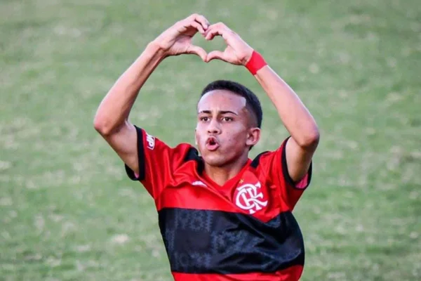 Joia do Flamengo atualiza provocação ao Palmeiras: “Apanha da base e do Profissional”