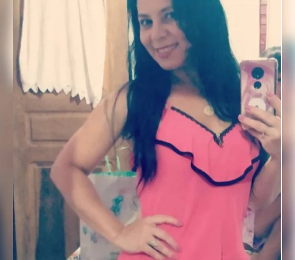 Imagem colorida de mulher que busca doações para pagar cirurgia de R$ 150 mil