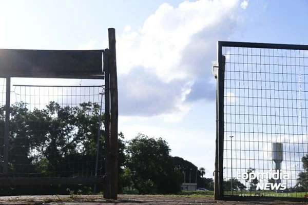 Portão na entrada do parque ecológico do Sóter, em Campo Grande - Metrópoles