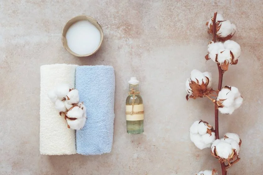 Evaporização. Este método consiste em aplicar algumas gotas em bolas de algodão, compressas ou pano limpo, permitindo que o óleo vá evaporando e liberando o seu aroma. Esta é uma ótima forma de regular a intensidade, pois quando mais perto se estiver do pano, mais intenso será o cheiro. Esta também é uma boa técnica para usar no trabalho, pois o algodão, ou o pano, podem ser colocados em uma tigela em cima da mesa Evaporização. Este método consiste em aplicar algumas gotas em bolas de algodão, compressas ou pano limpo, permitindo que o óleo vá evaporando e liberando o seu aroma. Esta é uma ótima forma de regular a intensidade, pois quando mais perto se estiver do pano, mais intenso será o cheiro. Esta também é uma boa técnica para usar no trabalho, pois o algodão, ou o pano, podem ser colocados em uma tigela em cima da mesa