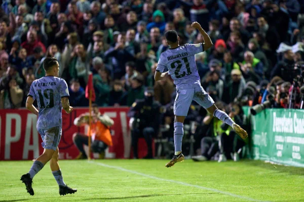 Rodrygo marca golaço em vitória do Real e homenageia Pelé