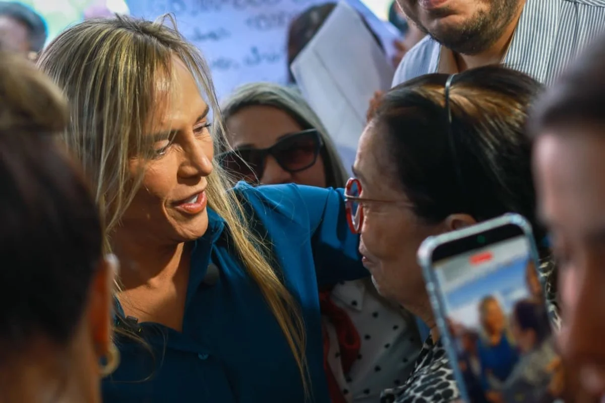 Celina Leão em corpo a corpo com apoiadores Celina Leão em corpo a corpo com apoiadores