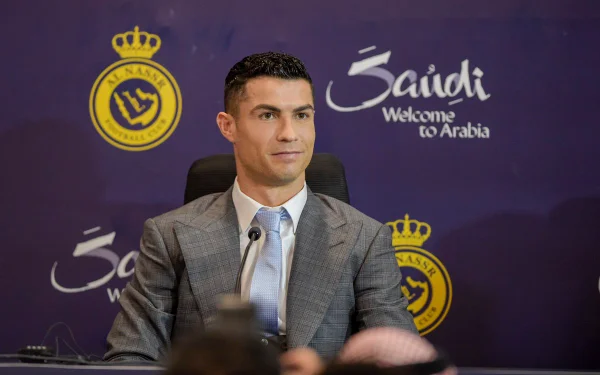 Cristiano Ronaldo sendo apresentado como novo jogador do Al Nassr