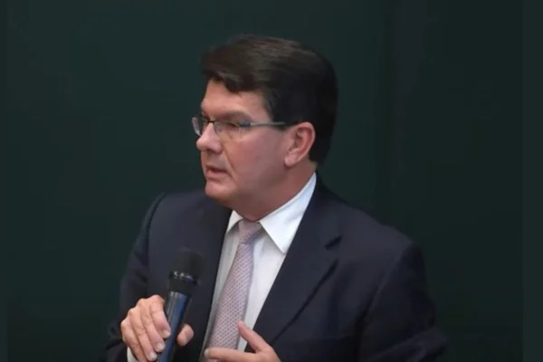 Imagem colorida de de Maz Xavier Lins, diretor-presidente da Enel SP. Ele é um homem branco e veste terno e gravata, e fala sobre a operação da empresa durante o apagão de novembro - Metrópoes
