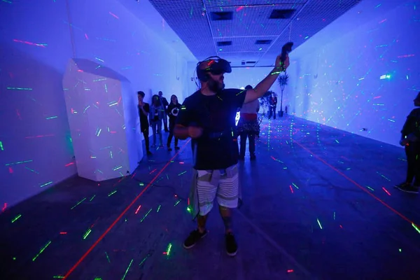Exposição usa tecnologia para promover passeio por floresta encantada