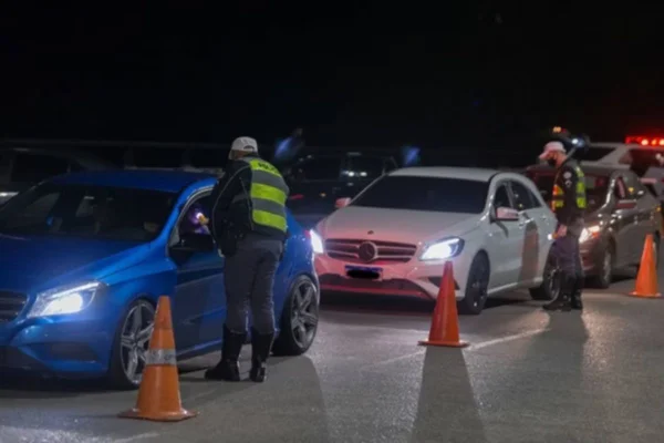 Operação Direção Segura abordou homem de 58 anos em Cândido Mota (SP). Ele foi preso após fugir de blitz e quase atropelar os oficiais - Metrópoles