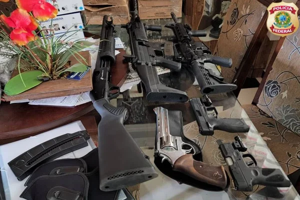 Armeiro do crime: preso pela PF, falso CAC comprava fuzis para o PCC