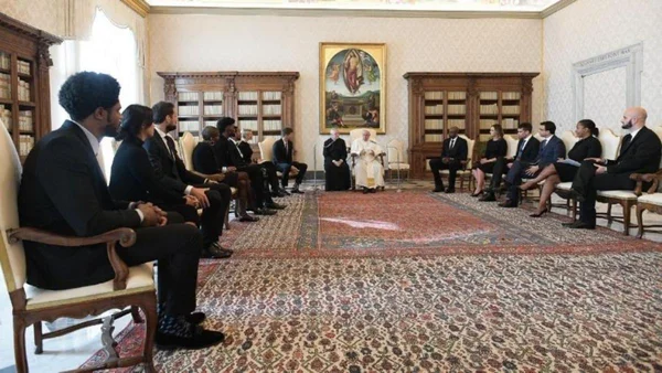 Atletas da NBA se reúnem com papa Francisco para falar sobre justiça racial