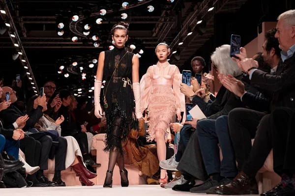 Kaia Gerber em desfile da Fendi