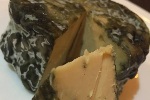 Baco passa a oferecer queijo vegano: conheça o Roquefort de Caju