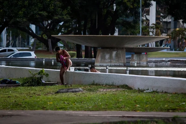 ONG oferece banho em unidade móvel para moradores de rua no DF