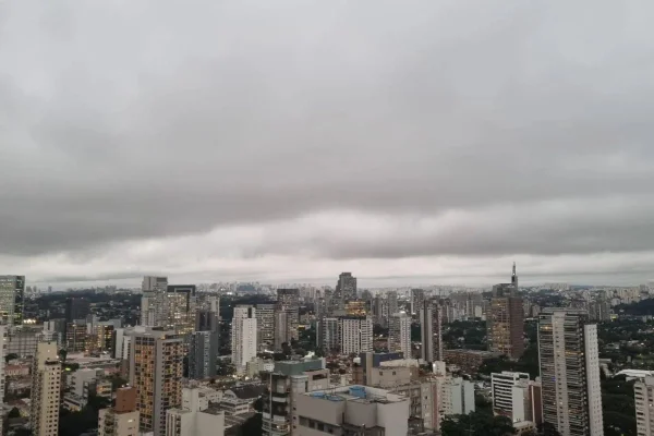 Semana foi marcada pela sensação de frio e temporais em SP. Previsão de sábado (27) e domingo (28) mostra elevação gradativa da temperatura - Metrópoles