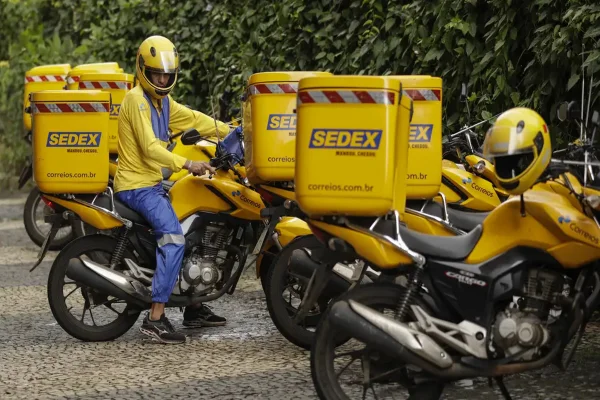 Imagem colorida, motoqueiros funcionários do Correios - Metrópoles