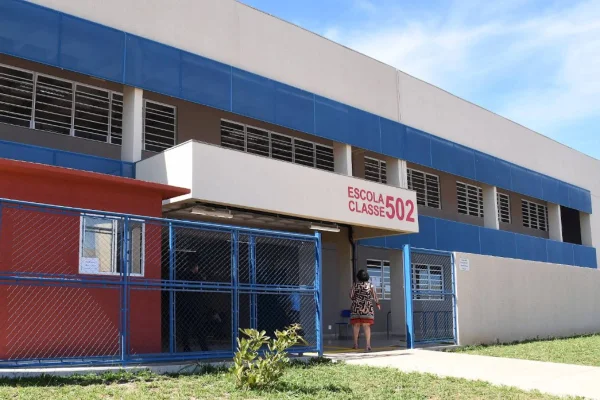 Menina de 11 anos é picada por escorpião dentro de sala de aula no DF