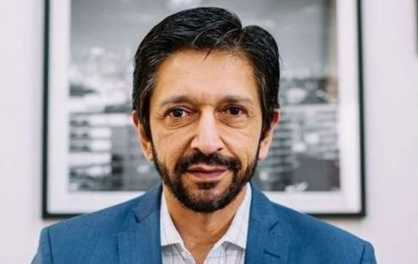 Imagem colorida de Ricardo Nunes, homem branco de terno azul, cabelos e barba pretos - Metrópoles