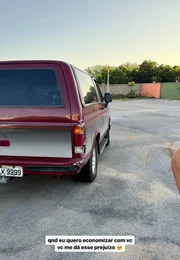 Depois, ele mostrou o seu carro e contou que o freio do carro falhou quando ele foi tirar da garagem