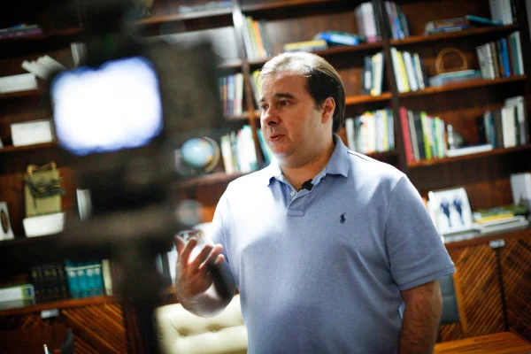 Maia erra sobre custo do setor público e salário de servidores