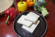 Queridinho dos veganos e dos vegetarianos, o tofu é  rico em proteínas e em ferro