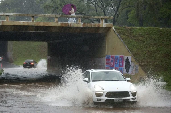 Inmet alerta para chuvas intensas no DF até as 9h de quinta (5/4)