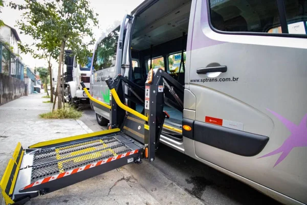 Van prateada com rampa acoplada sobre calçada - Metrópoles