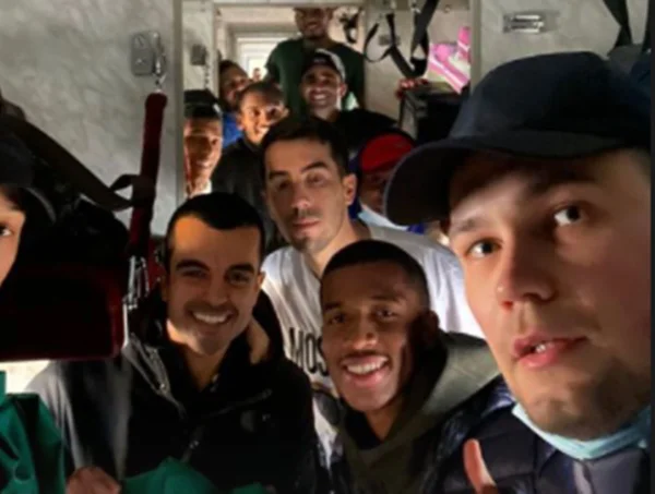 Jogadores brasileiros deixam Kiev de trem