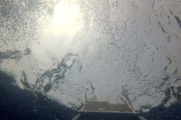 Foto de dentro de piscina - Metrópoles
