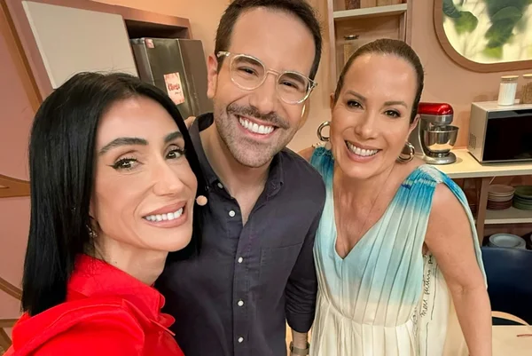 Michelle Barros, Paulo Mathias e Regina Volpato posam nos bastidores do Chega Mais - Metrópoles