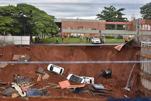 Vídeos: cratera se abre em obra na Asa Sul e engole carros