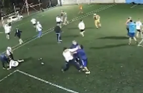 Foto colorida de Vélez agredindo policiais - Metrópoles